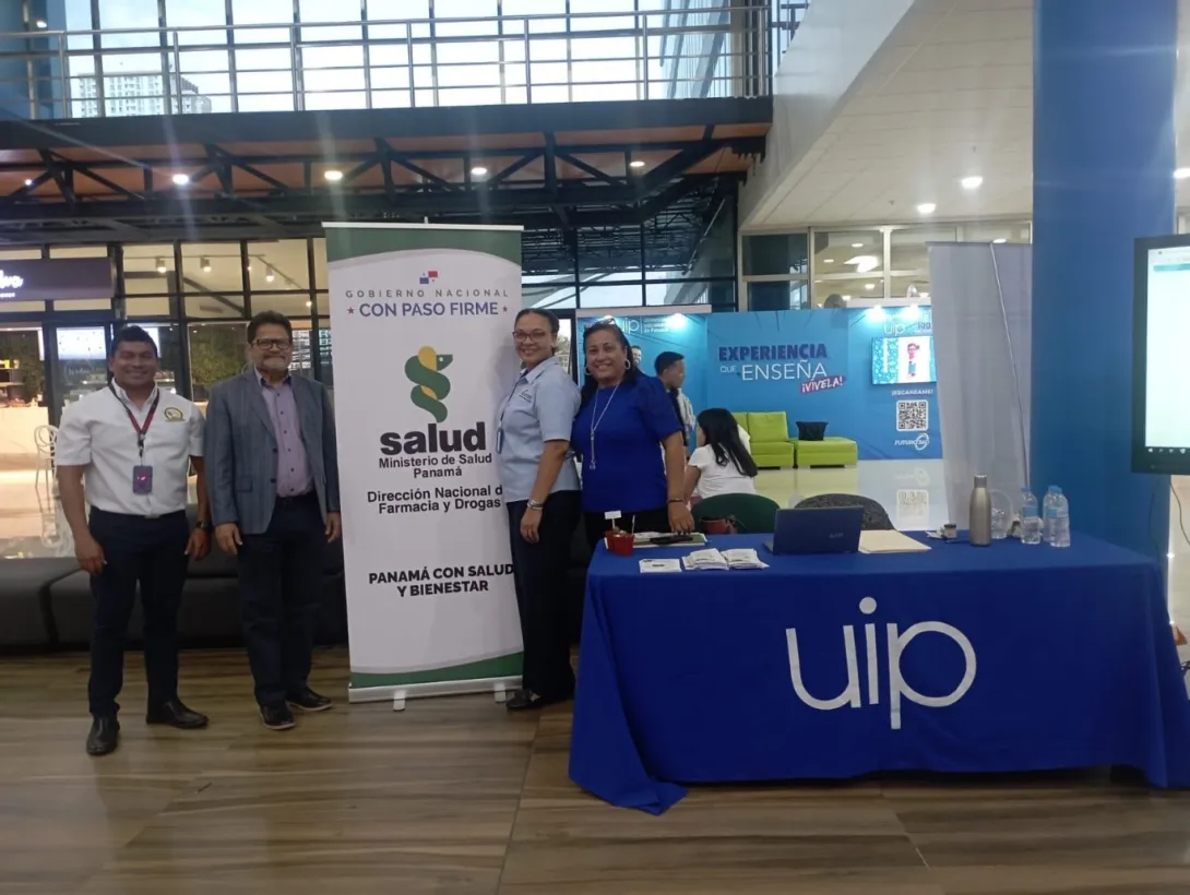 En conmemoración del Día Nacional del Farmacéutico, el 29 de enero de 2026, la Dirección Nacional de Farmacia y Drogas fue invitada a participar de la Feria de Farmacia y Salud, organizada por la Escuela de Farmacia de la Universidad Interamericana de Panamá, enfocada en la promoción de la salud, el uso responsable de los medicamentos y el fortalecimiento del aprendizaje práctico. 